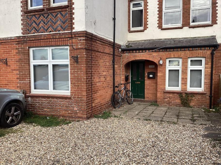 Two Bedroom, Off-Road Parking Ludgershall  Dış mekan fotoğraf